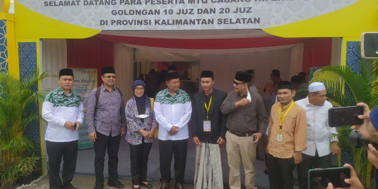 Gubernur Jawa Barat Uu Ruzhanul Ulum saat menghadiri hari pertama gelaran MTQ Nasional cabang lomba Hifzhil Qur'an golongan 10 dan 20 juz di Halaman Masjid Jami Sungai Jinggah. (foto : shn)