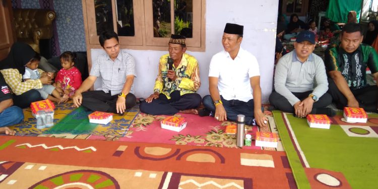 Wakil Ketua Komisi II Provinsi DPRD Kalsel, Muhammad Yani Helmi saat reses di Desa Tanjung Semalantakan Kabupaten Kotabaru. (foto : istimewa)