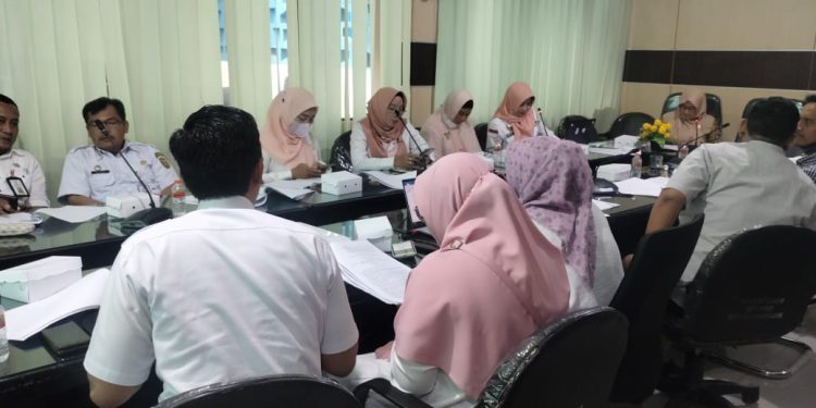 Rapat Pansus Raperda Penanggulangan Wabah Penyakit Menular bersama Dinas Kesehatan dan DLH Banjarmasin di DPRD Banjarmasin. (foto : smr)