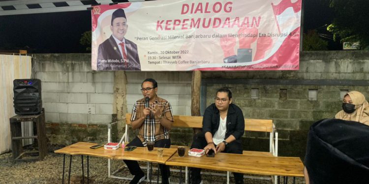 Anggota Komisi III DPR RI Heru Widodo saat menjadi narasumber pada Dialog Kepemudaan dengan menghadirkan berbagai kalangan generasi milineal Kota Banjarbaru. (foto : istimewa)