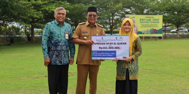 Penyerahan apresiasi secara simbolis oleh Gubernur Kalsel DR (HC) H. Sahbirin Noor didampingi Direktur Utama Bank Kalsel Hanawijaya kepada salah satu perwakilan juara atas nama Haura Noor Shafiyya. (foto : Humas Bank Kalsel)