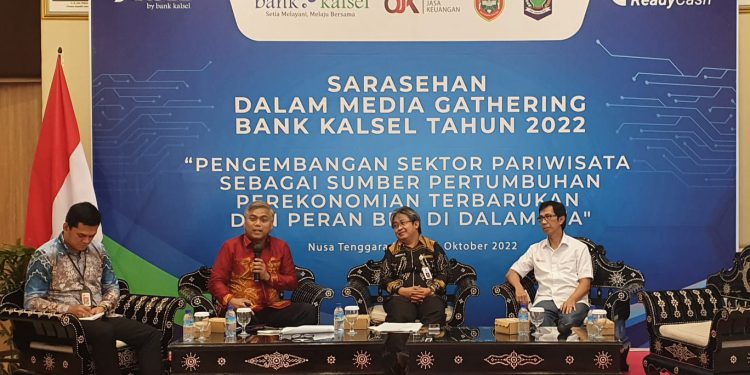 Dirut Bank Kalsel Hanawijaya saat menjadi narasumber sarasehan dalam Media Gathering Bank Kalsel di NTB. (foto : smr)