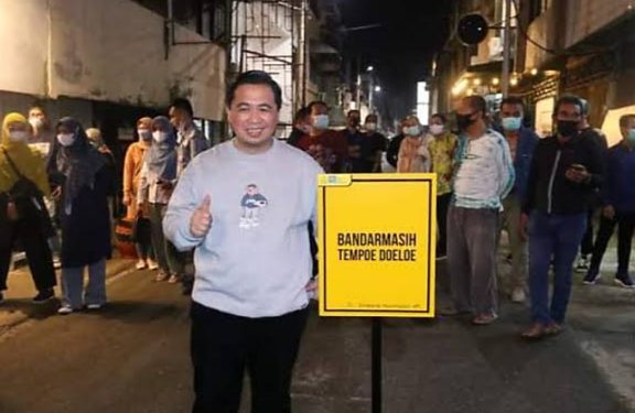 Walikota Banjarmasin H Ibnu Sina saat berfoto di depan kawasan Bandarmasih Tempoe Doeloe.