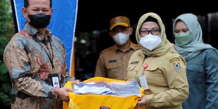 Penyerahan bantuan secara simbolis oleh Kepala Divisi Sekretaris Perusahaan Bank Kalsel Suriadi, kepada Kepala Dinsos Kalsel Hj Siti Nuriyani. (foto : Humas Bank Kalsel)