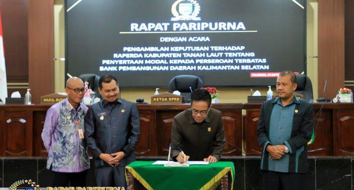 Ketua DPRD Tala Muslimin saat menandatangani pengesahan Perda Penyertaan Modal Bank Kalsel di rapat paripurna. (foto : istimewa)