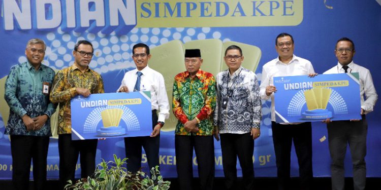 Direktur Utama Bank Kalsel Hanawijaya saat foto bersama di sela penyerahan secara simbolis pemenang hadiah simpeda KPE. (foto : Humas Bank Kalsel)