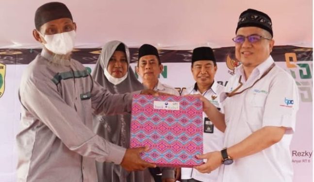 Penyerahan bantuan dilakukan secara simbolis oleh Direktur UPZ Bank Kalsel HM Fazri Muhtadi kepada salah satu penerima bantuan. (foto : Bank Kalsel)