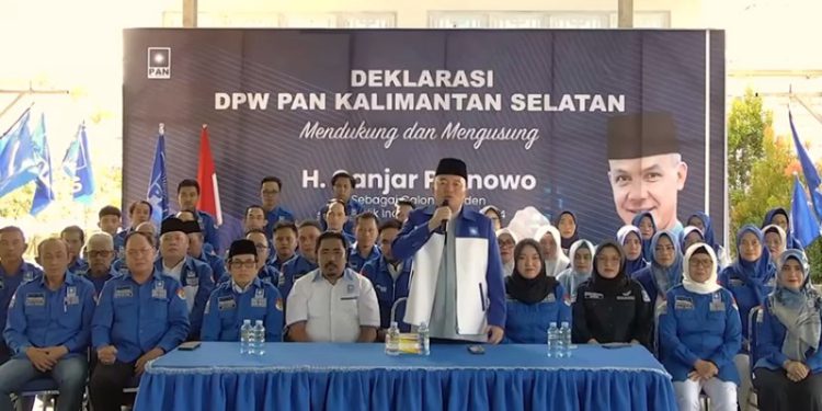 Ketua DPW PAN Kalsel H Muhidin saat membacakan deklarasi dukungun kepada Ganjar Pranowo sebagai Capres RI.