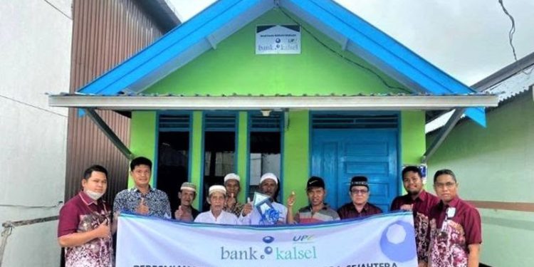 Penyerahan bantuan secara simbolis dilakukan Direktur UPZ Bank Kalsel, Fajri Muhtadi, mewakili Manajemen Bank Kalsel, kepada Mansyah. (foto : Bank Kalsel)