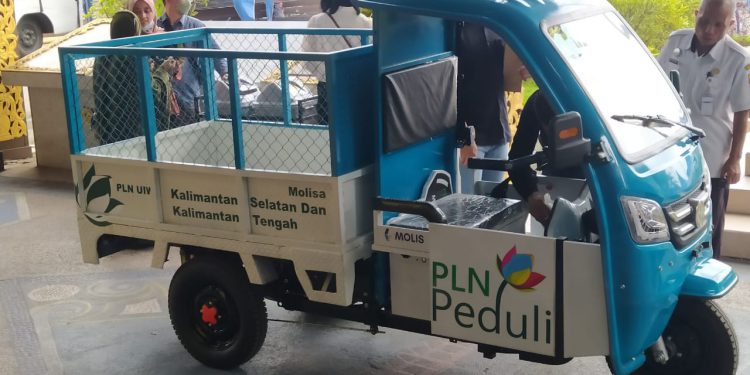 Pemko Banjarmasin menerima 1 unit motor listrik sampah (Molisa) dari PT PLN Kalselteng. (foto : shn)