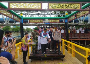 Ibnu Sina Tapung Tawar Jembatan Apung