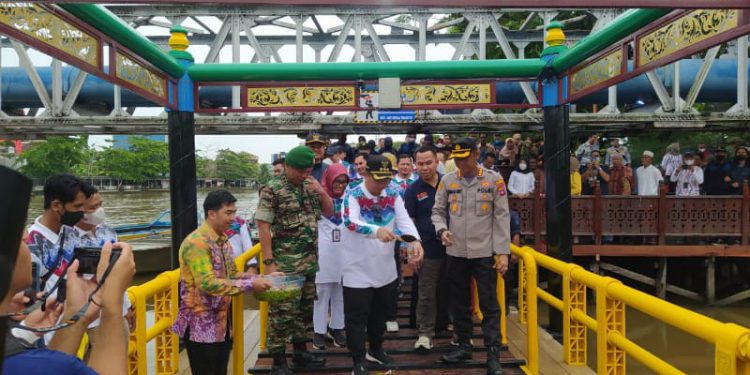 Walikota Banjarmasin H Ibnu Sina tapung tawar Jembatan Apung yang rampung dan diresmikan. (foto : shn)