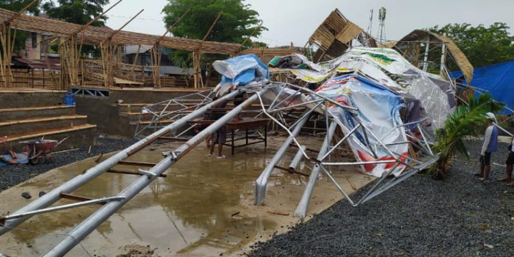 Pekerja saat membersihkan puing Bangunan Ketupat yang roboh. (foto : shn)