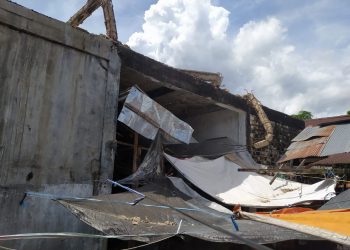 Tiang Beton Pasar Baimbai Ambruk, Pecahannya Timpa Lapak Pedagang