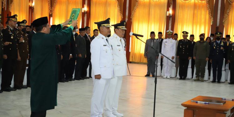 Mujiyat dan Suria Fadliansyah saat dilantik masing-masing sebagai Pj Bupati Batola dan HSU oleh Gubernur Kalsel H Sahbirin Noor.