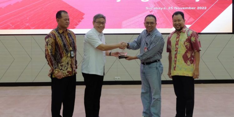 Ketua Komisi II DPRD Kalsel Imam Suprastowo didampingi Kepala Divisi Sekretaris Perusahaan Bank Kalsel Suriadi saat menerima kenang-kenangan dari pihak manajemen Bank Jatim. (foto : istimewa)