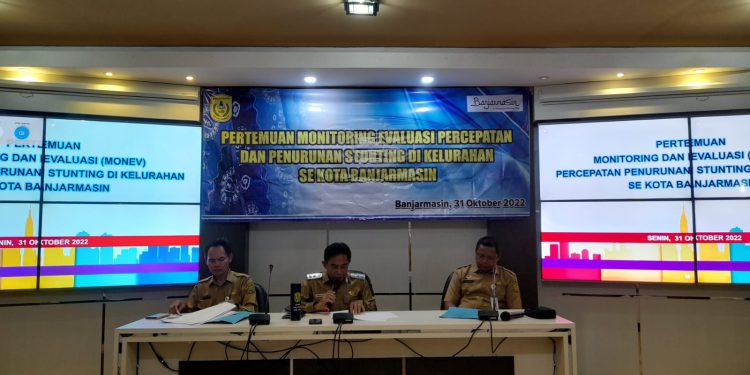 Wakil Walikota Banjarmasin H Arifin Noor saat memimpin rapat monitoring evaluasi percepatan dan penurunan stunting di Kelurahan se-Banjarmasin, di Ruang Rapat Bappeda Litbang. (foto : shn)