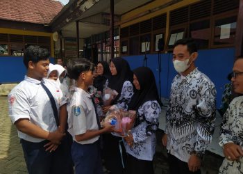 Momentum Hari Guru, Pelajar SMPN 32 Banjarmasin Bagi Buket Bunga