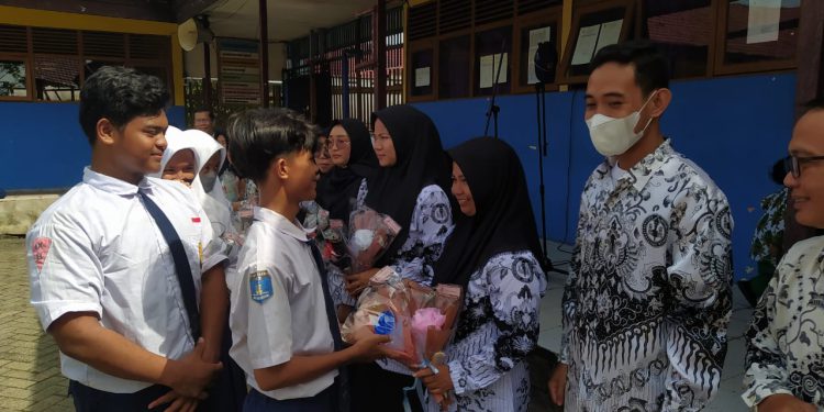 Pelajar SMPN 32 Banjarmasin memberikan buket bunga kepada para guru di sekolah setempat, pada momen peringatan Hari Guru Nasional. (foto : shn)