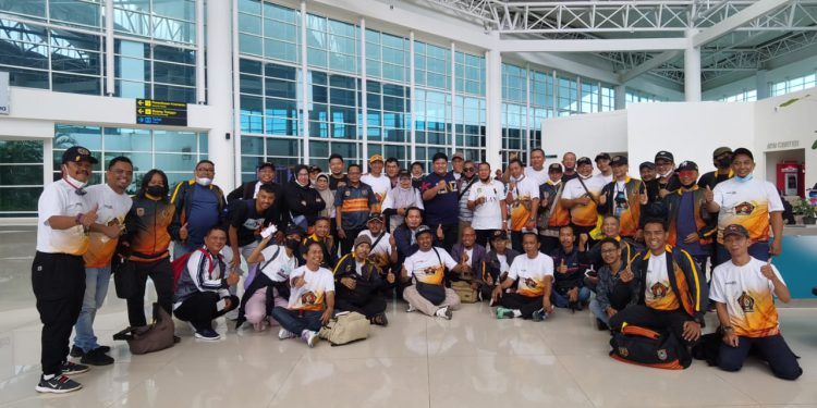 Kontingen atlet Porwanas PWI Kalsel saat berfoto bersama jelang keberangkatan di Bandara Syamsuddin Noor Banjarmasin Banjarbaru. (foto : smr)