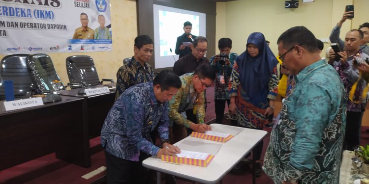 Walikota Banjaramasin H Ibnu Sina saat menandatangani perjanjian kerjasama dengan pihak FKIP ULM Banjarmasin. (foto : shn)