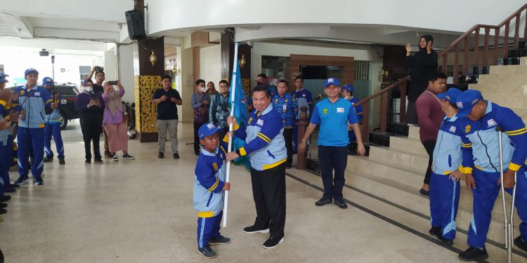 Walikota Banjarmasin H Ibnu Sina memberikan bendera petaka kepada perwakilan atlet NPC Banjarmasin sebagai tanda mengikuti Perparprov HSS. (foto : shn)