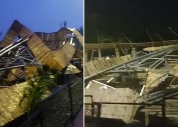 Bangunan Ketupat Roboh saat Hujan Disertai Angin Kencang