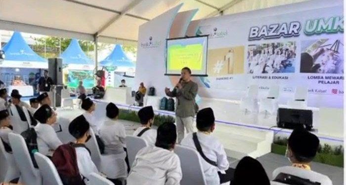 Pelajar menyimak materi yang disampaikan narasumber dari Bank Kalsel, saat memberikan materi sosialisasi tentang literasi perbankan di gelaran Bazar UMKM di Banjarmasin. (foto : Bank Kalsel)