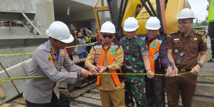 Pelepasan police line oleh Kapolresta Banjarmasin Kombes Pol Sabana Atmojo Martosumito dengan Walikota Banjarmasin H Ibnu Sina serta unsur Forkopimda. (foto : shn)