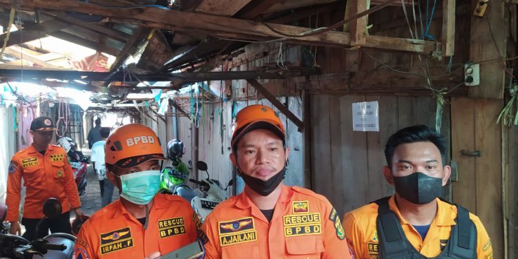 Danru 3 BPBD Banjarmasin A Jailani saat diwawancarai di lokasi kejadian. (foto : shn)