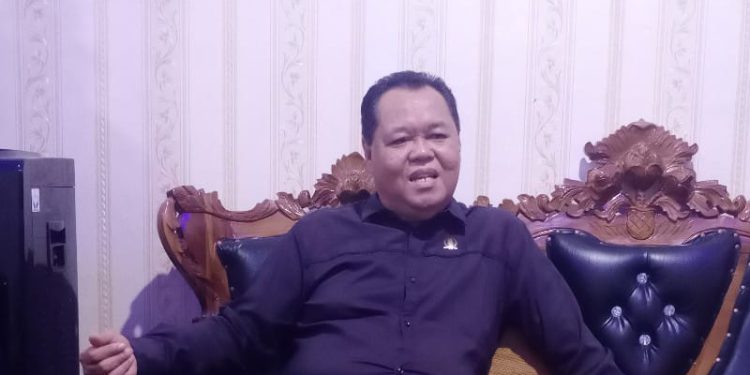 Wakil Ketua DPRD Banjarmasin Matnor Ali saat diwawancarai di ruang kerjanya. (foto : sna)