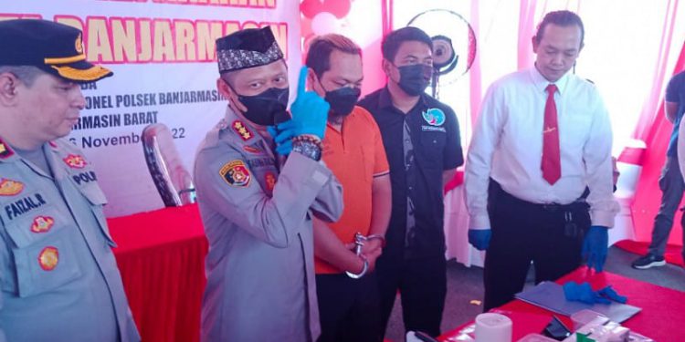 Kapolresta Banjarmasin Kombes Pol Sabana Atmodjo Martosumito SIK bersama Kapolsekta Banjarmasin Barat Kompol Faisal Rahman SIK saat gelar perkara dengan menghadirkan tersangka Ade dan barang bukti. (foto : istimewa)