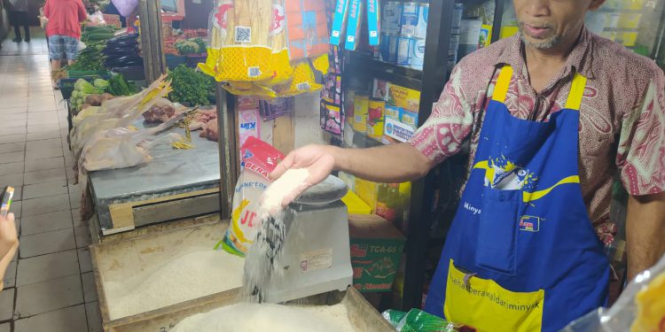 Pedagang beras yang mengeluhkan kenaikan harga. (foto : shn)