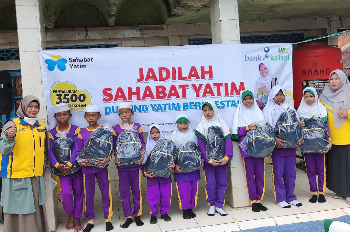 Dukung Program Yatim Berprestasi, Bank Kalsel Bantu Peralatan Sekolah