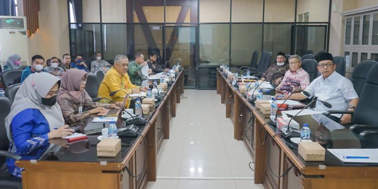 Komisi II DPRD Kalsel gelar rapat kerja bersama SKPD mitra kerja dalam rangka merumuskan anggaran program kerja tahun anggaran 2023. (foto : putza)