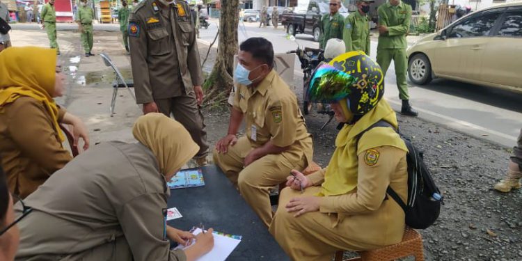 ASN keluyuran saat jam kerja yang terjaring razia saat didata Satpol PP dan BKD Diklat Banjarmasin. (foto : shn)