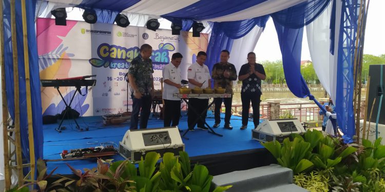 Walikota dan Wakil Walikota Banjarmasin H Ibnu Sina - H Arifin Noor saat membuka Cangkurah Ekonomi Kreatif. (foto : shn)