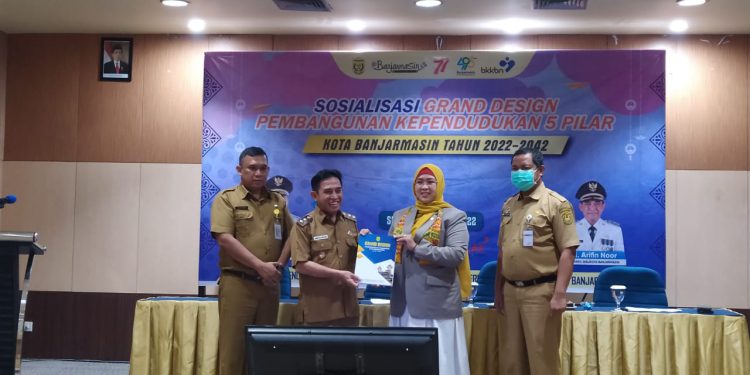 Wakil Walikota Banjarmasin H Arifin Noor saat menerima dokumen GDPK 5 Pilar pada acara sosialiasi. (foto : shn)