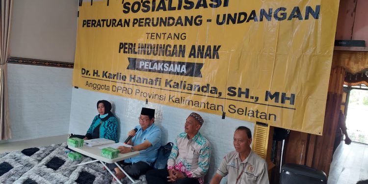 Anggota DPRD Kalsel Karli Hanafi saat menyampaikan materi sosialisasi/penyebarluasan peraturan tentang Perlindungan Anak di di Desa Anjir Seberang Pasar. (foto : istimewa)