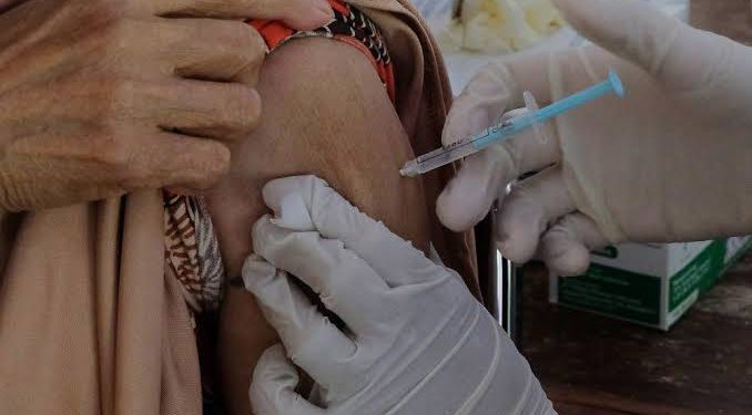 Ilusrtasi jemaah saat mendapatkan vaksin meningitis.