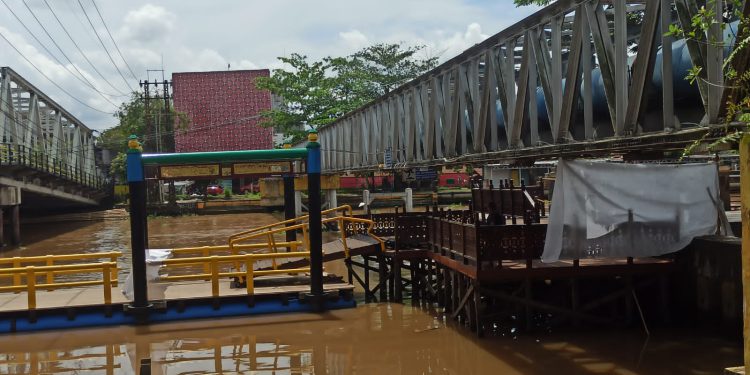 Jembatan Apung penghubung Siring Bekantan dan Siring Ketupat ditutup sementara, karena pagar besinya penyok. (foto : shn)