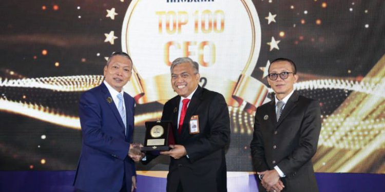 Penghargaan TOP 100 CEO diserahkan Pemimpin Redaksi Majalah Infobank Eko B Supriyanto didampingi Wakil Pemimpin Redaksi Karnoto Muhammad kepada Dirut Bank Kalsel Hanawijaya. (foto : Bank Kalsel)