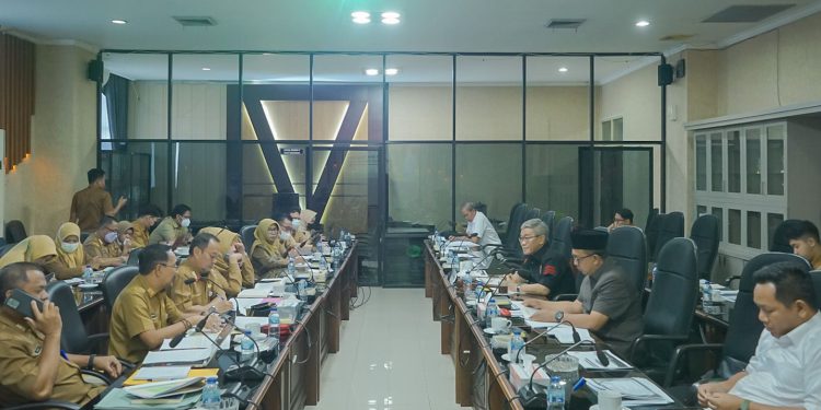 Komisi II DPRD Kalsel saat RPD dengan Dinas Tanaman Pangan dan Hortikultura dan Dinas Perkebunan dan Peternakan, serta Dinas Ketahanan Pangan Provinsi Kalsel. (foto : putza)