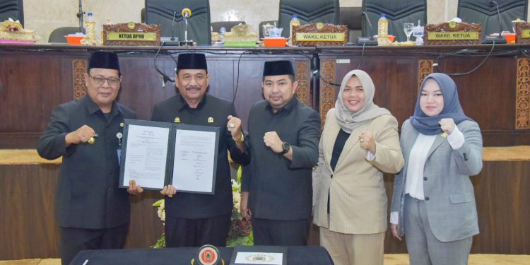 Ketua DPRD Banjarmasin Supian HK didampingi Wakil Ketua DPRD Kalsel dan Gubernur Kalsel H Sahbirin Noor saat menunjukkan dokumen APBD 2023 Kalsel. (foto : Humas DPRD Kalsel)