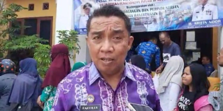 Kabid Penguatan dan Perdagangan Disperindag Banjarmasin Rakhman Norahim saat diwawancarai di sela kegiatan pasar murah di halaman Kelurahan Sungai Andai. (foto : shn)