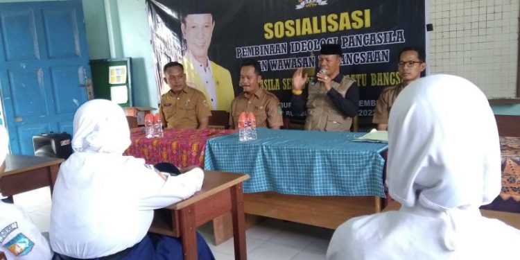 Muhammad Yani Helmi saat memberikan Sosialisasi Pembinaan Ideologi Pancasila dan Wasbang kepada pelajar SMPN 1 Kusan Hilir. (foto : istimewa)