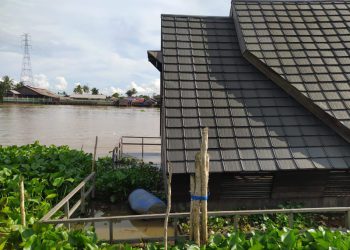 Rumah Lanting Kubah Basirih Miring Dimasuki Air