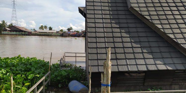 Kondisi rumah lanting di kawasan Kubah Basirih yang dimasuki air, karena drum plastik yang jadi penopang terlepas. (foto : shn)