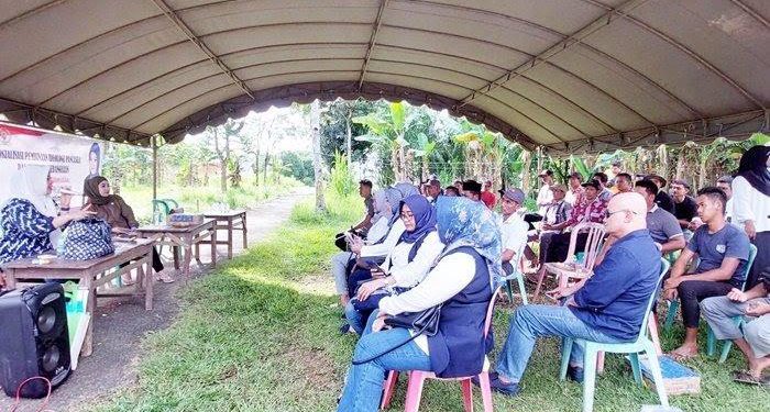 Anggota DPRD Kalsel Hj Gusti Miftahul Chotimah melaksanakan sosialisasi Ideologi Pancasila dan Wawasan Kebangsaan (Wasbang) di Desa Benua Tengah. (foto : istimewa)