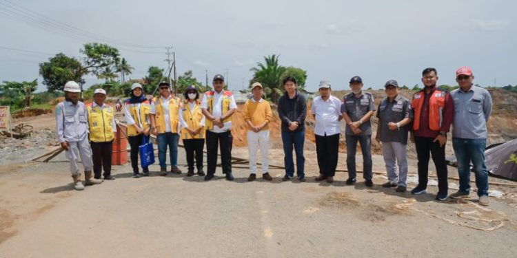 Komisi III DPRD Kalsel Bersama BPJN meninjau langsung jalan putus di Km 171 Satui. (foto : istimewa)